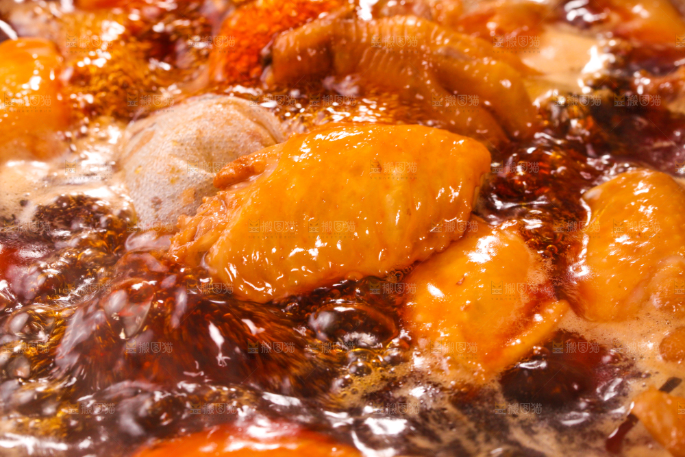 锅里装着正在卤鸡中翅