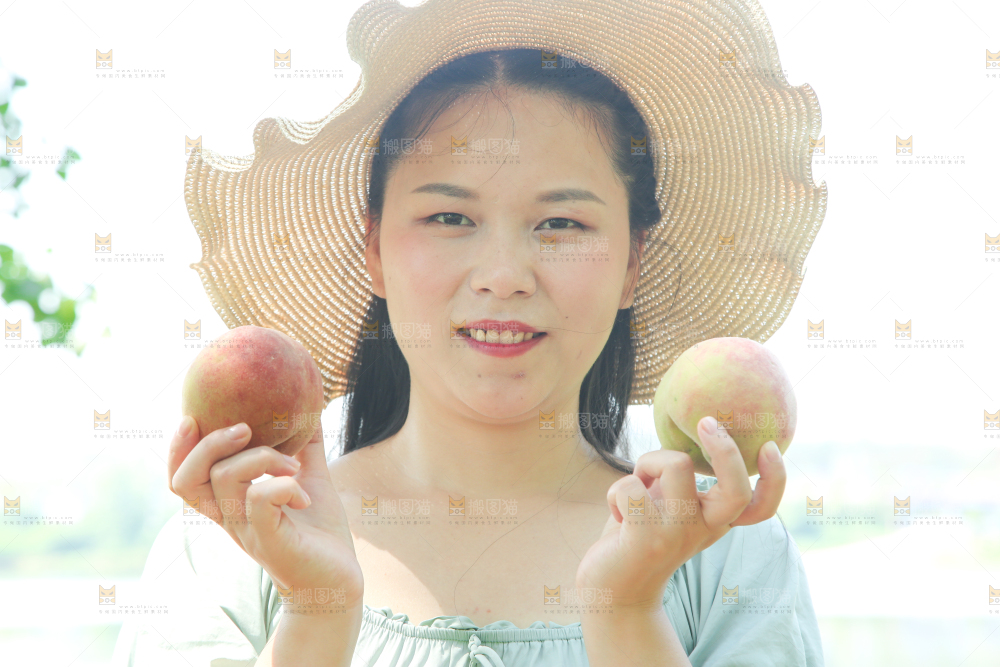 手里拿着新鲜毛桃