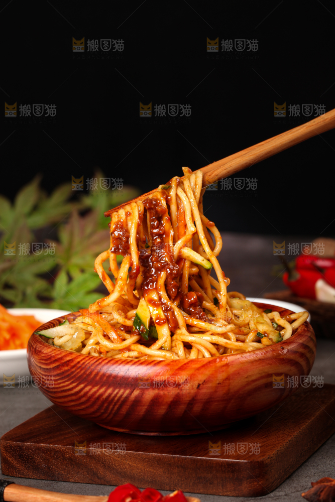 碟子里装着肉酱拌面