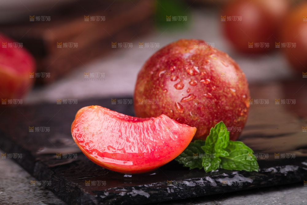 黑石板上放着红心李子