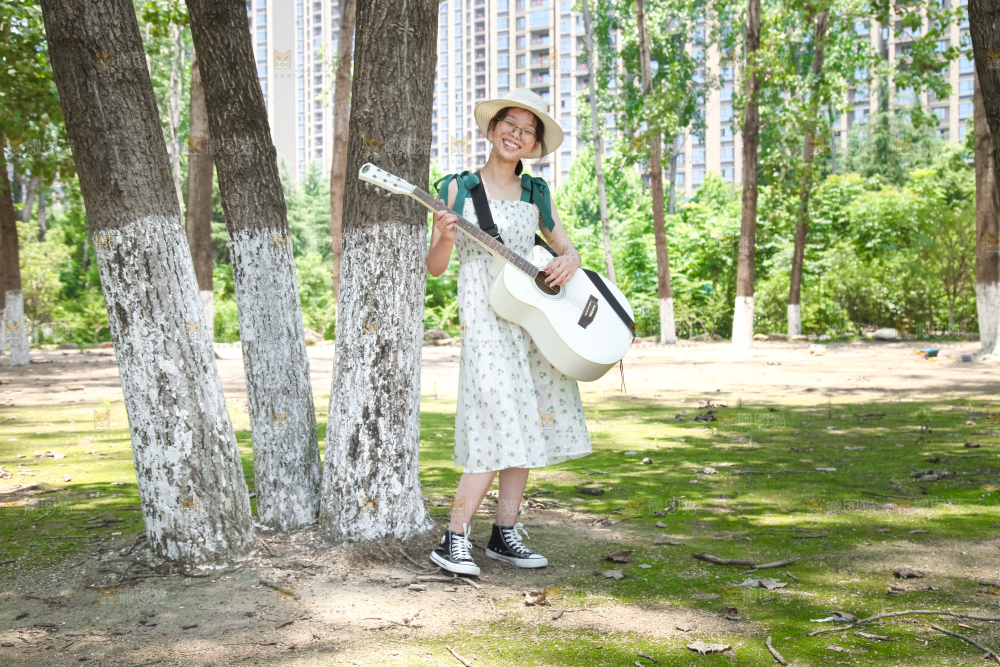 女孩正在弹吉他