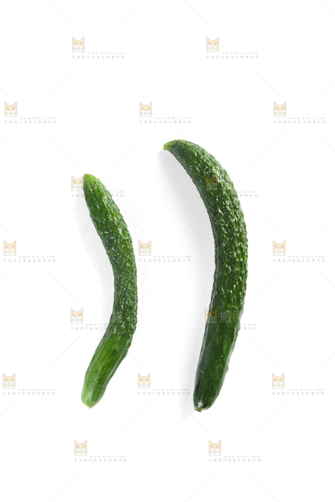 白底上摆放着新鲜黄瓜妞