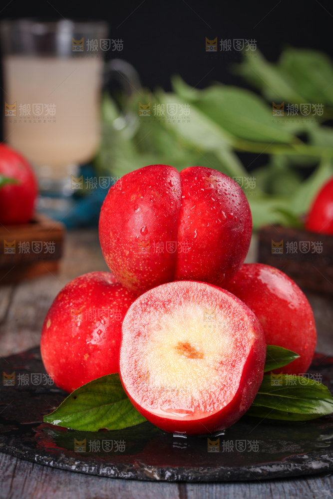 黑底上摆放着有机大油桃