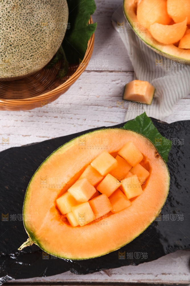 黑底上摆放着哈密瓜