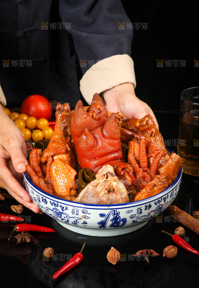 汤碗里装着卤猪蹄和鸡腿