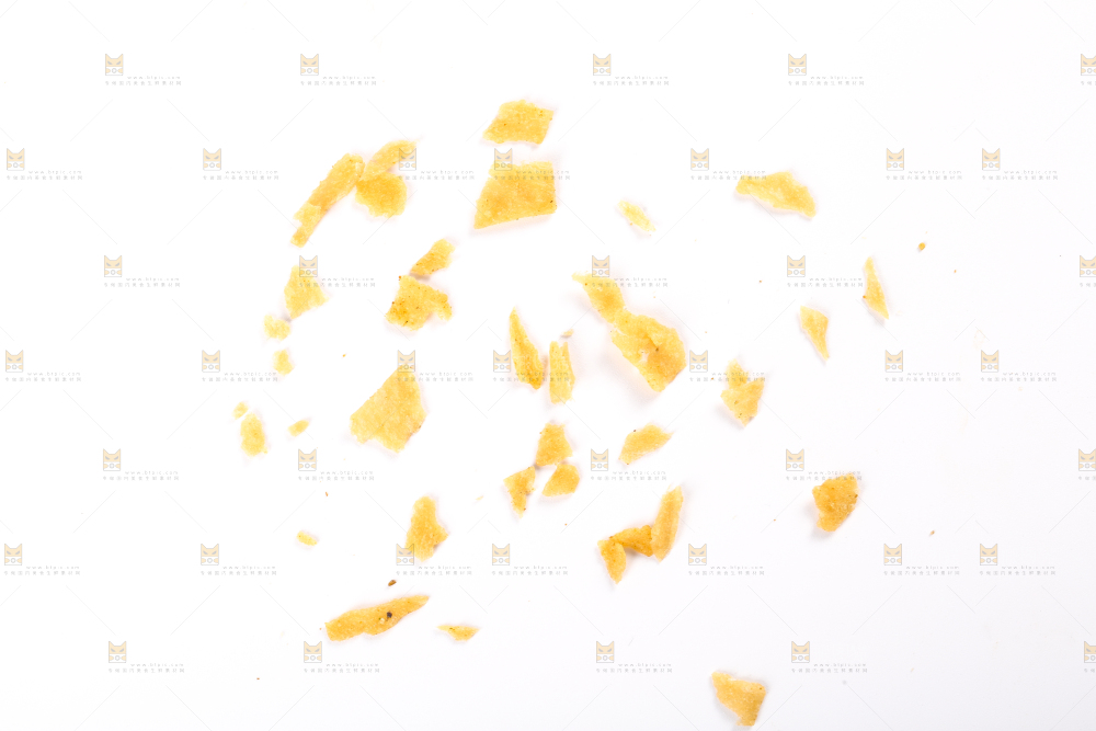 白底上摆放着薯片