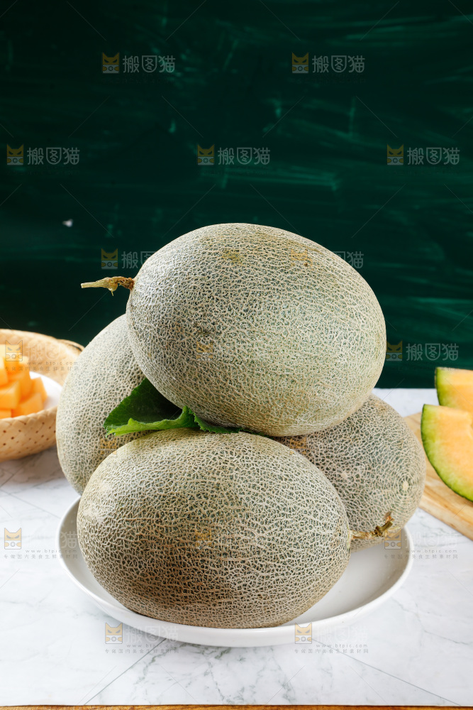 盘子里装着网纹瓜
