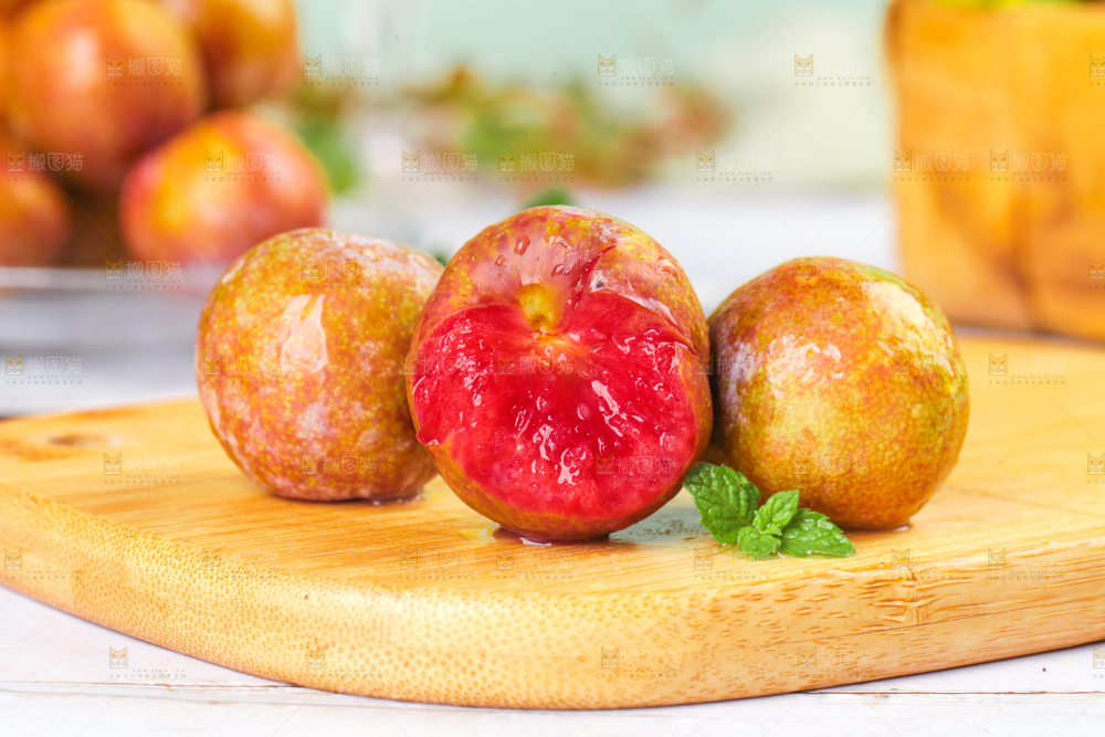 木板上放着三华李