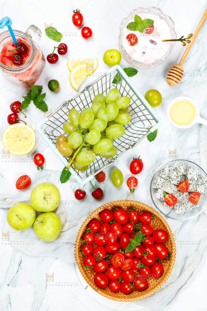 浅底上摆放着水果混合