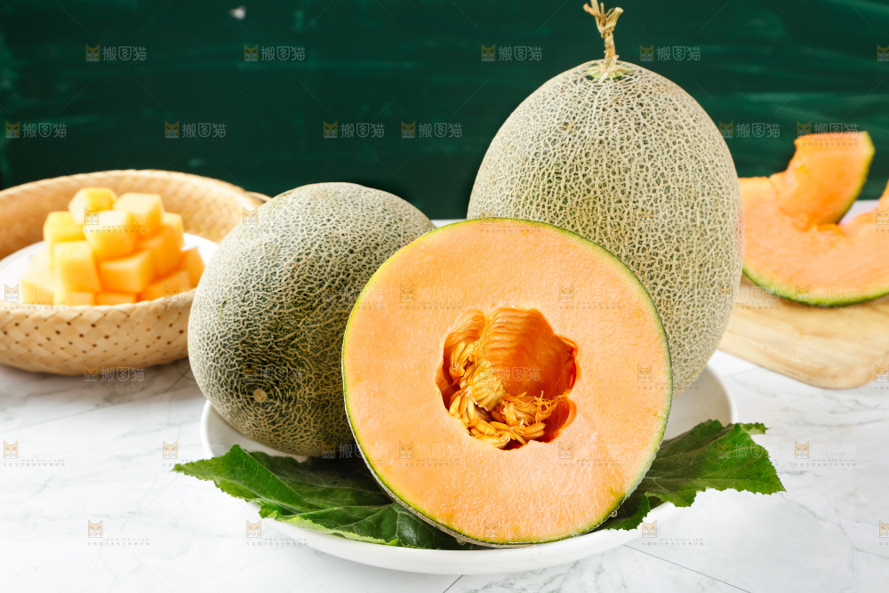 盘子里装着网纹瓜