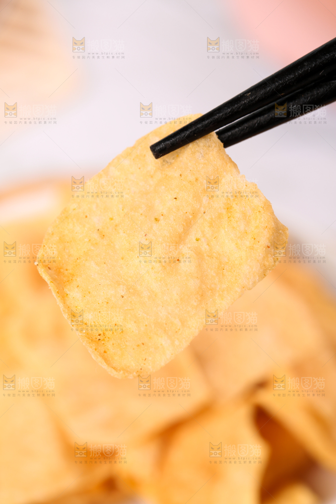 筷子夹着薯片