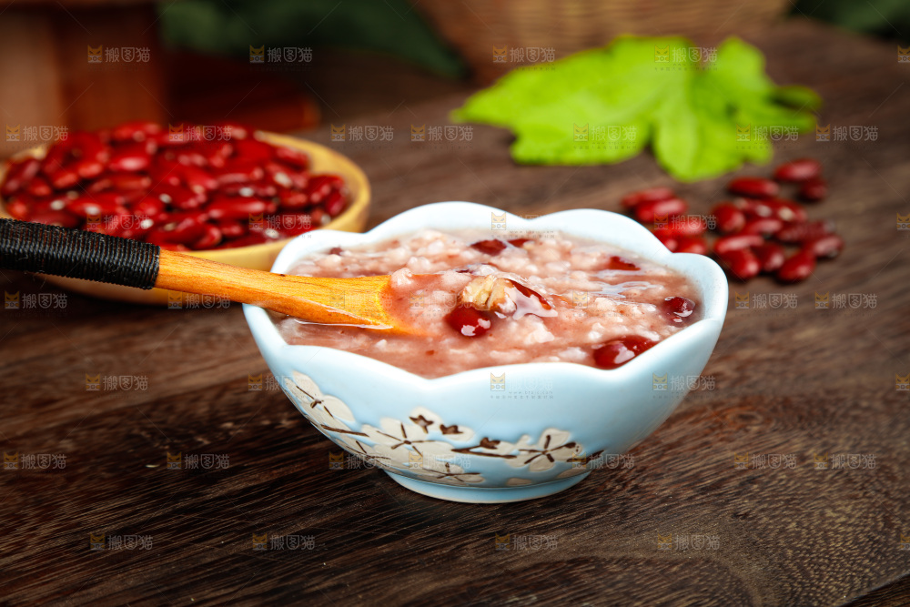碗里装着红豆粥
