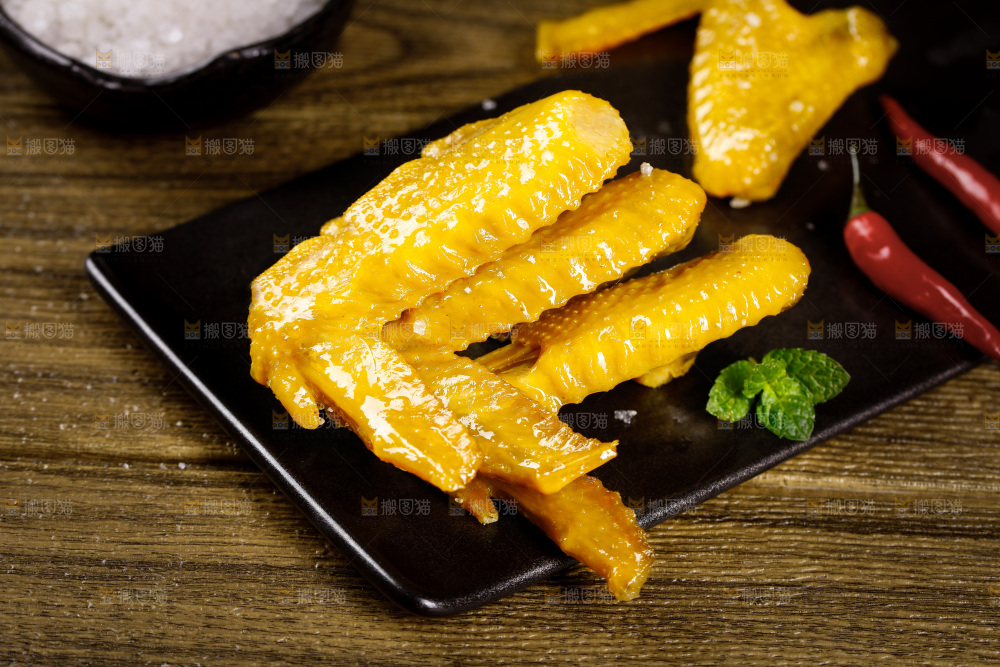 盘子里放着盐焗鸡翅