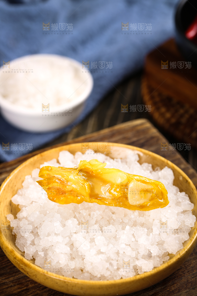 碟子里装着盐焗鸡脚筋