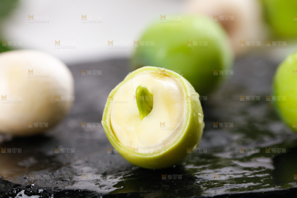 黑底上摆放着新鲜莲子