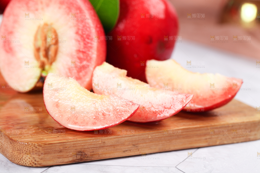 木板上摆放着红心桃子