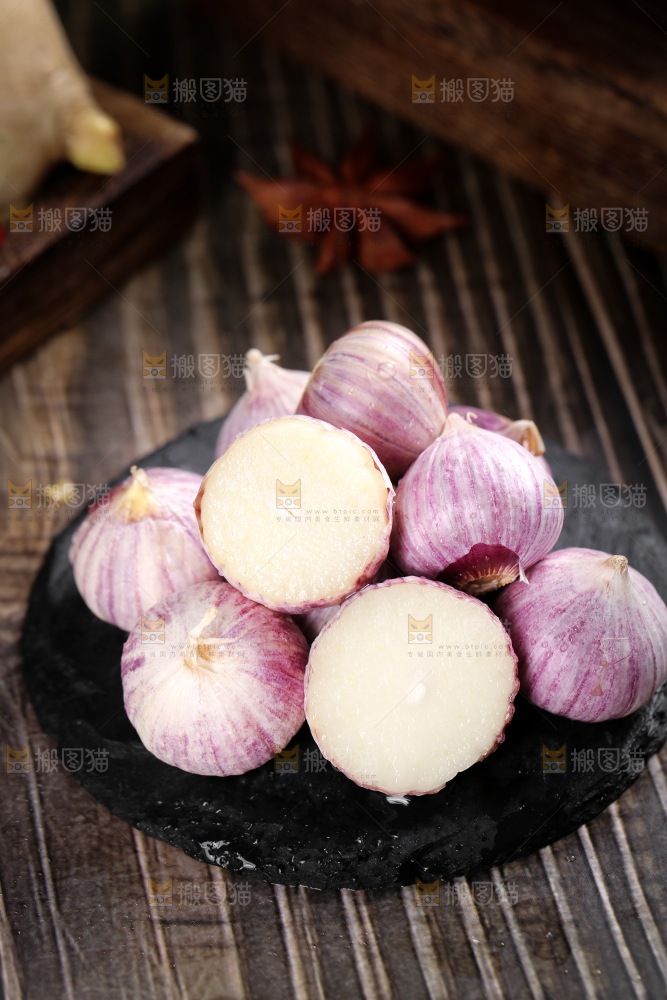 深底上摆放着云南独头蒜