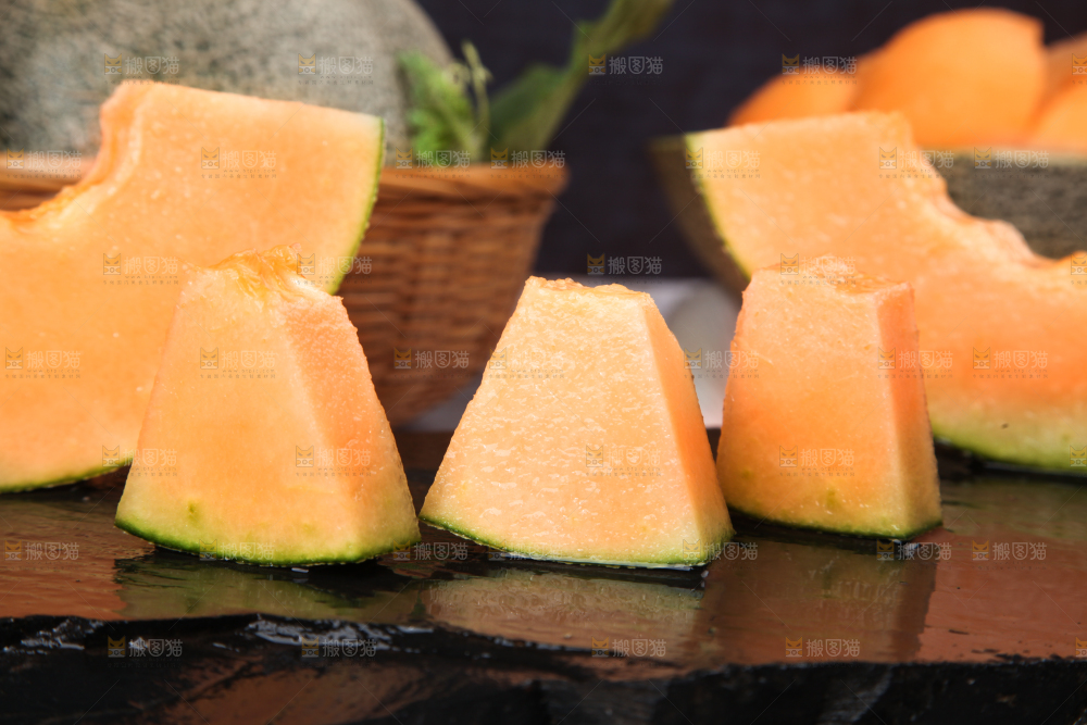 黑底上摆放着网纹蜜瓜