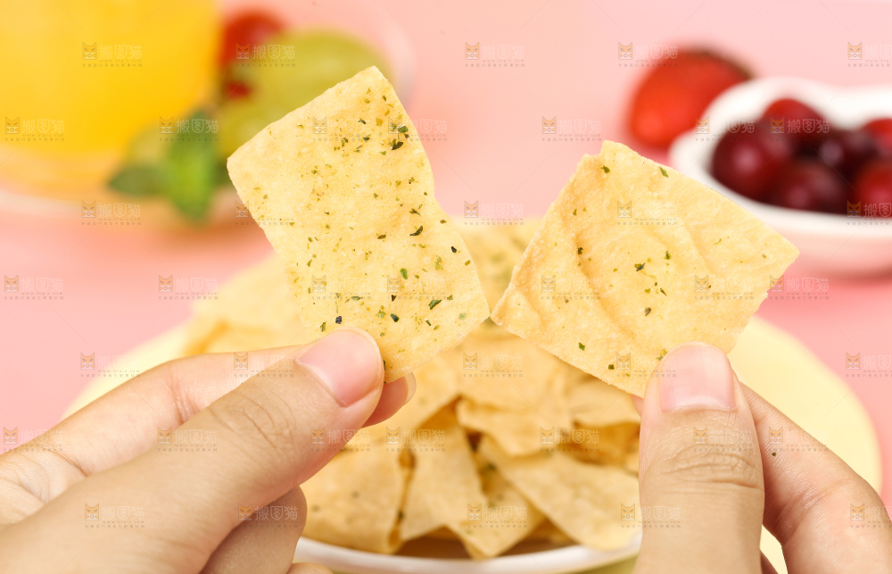 手里拿着薯片
