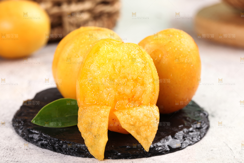 黑石板上放着小白杏