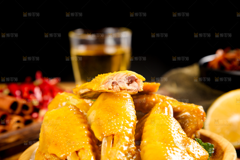 盘子里装着盐焗鸡翅