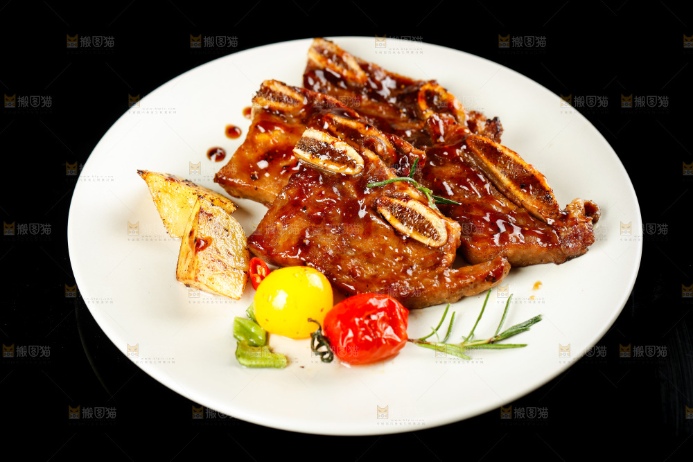 盘子里装着煎牛仔骨
