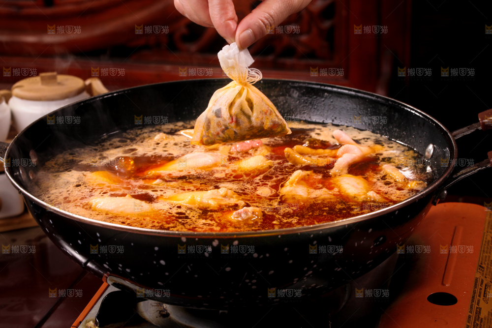 锅里装着正在卤的肉类