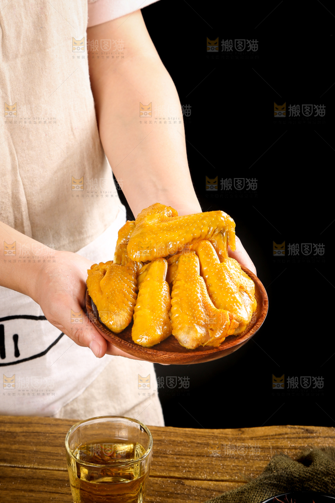 手里拿着一碟鸡翅