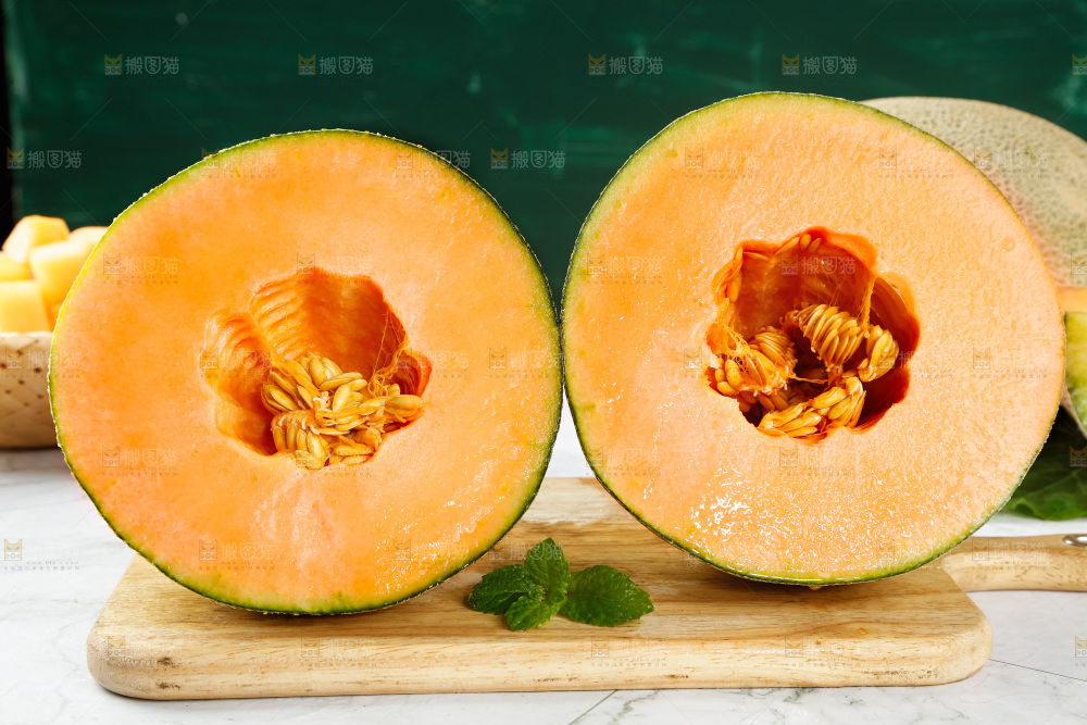 木板上放着网纹哈密瓜