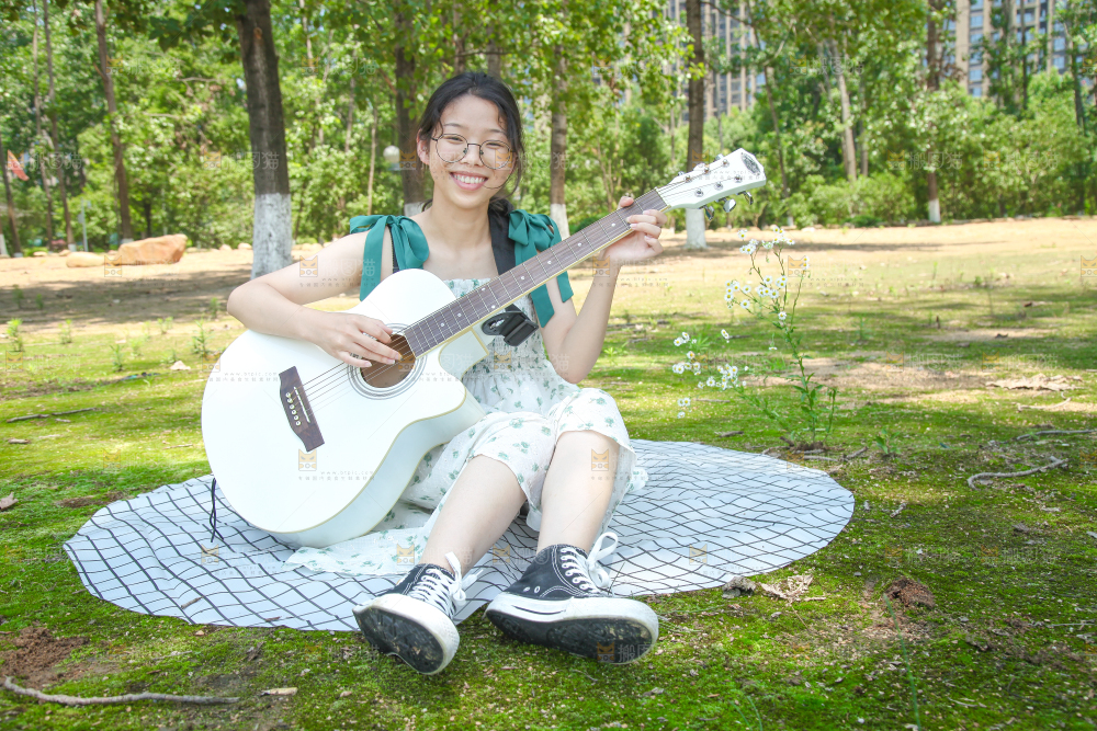 女孩正在弹吉他