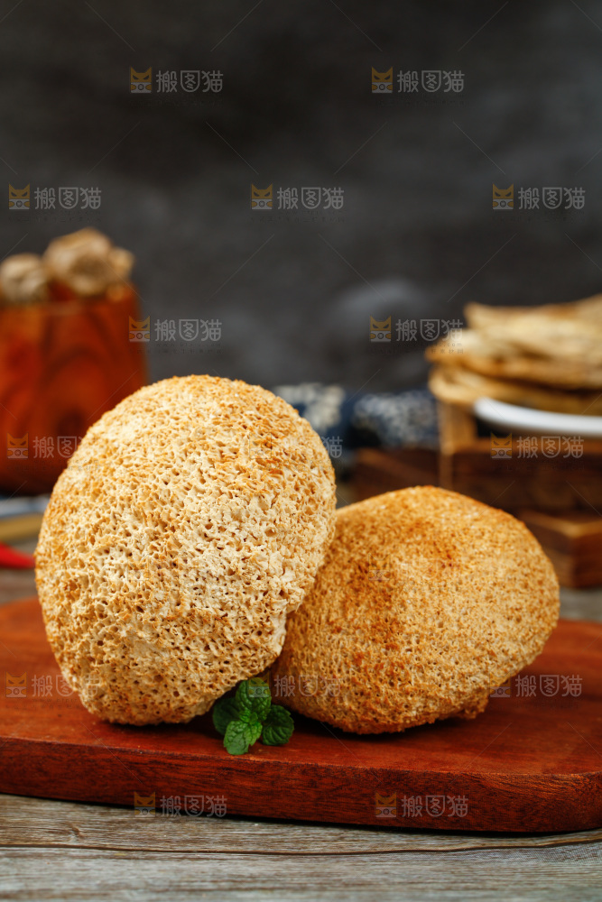 木板上摆放着猴头菇