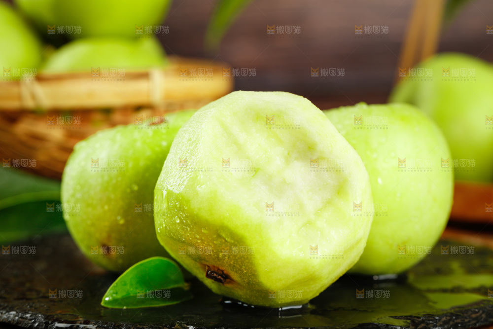 黑底上摆放着陕西青苹果