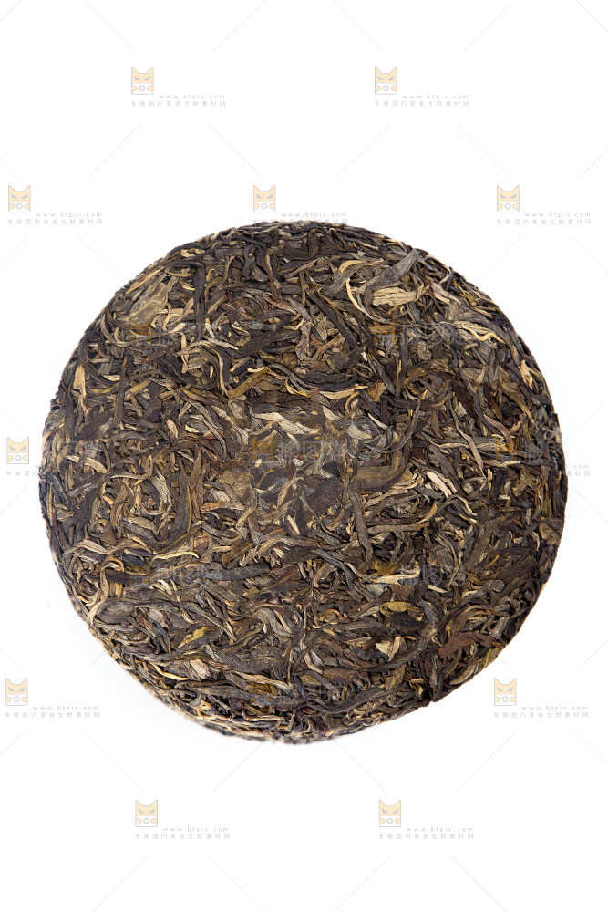 白底上摆放着茶饼