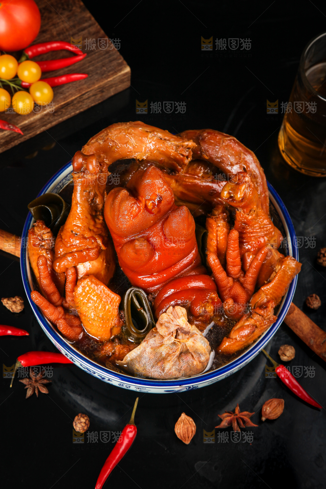 汤碗里装着卤猪蹄和鸡腿