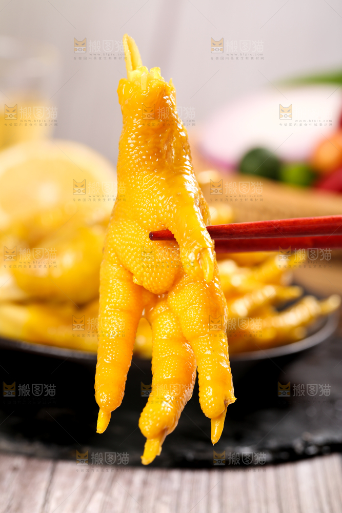 碟子里装着盐焗鸡爪