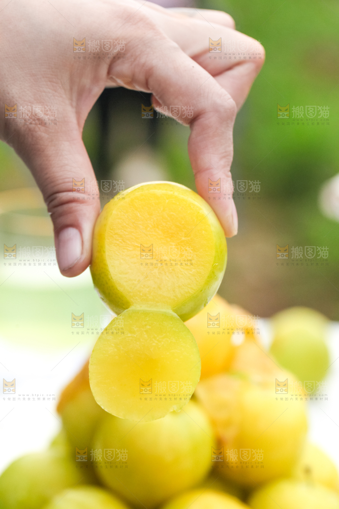 手里拿着黄金李