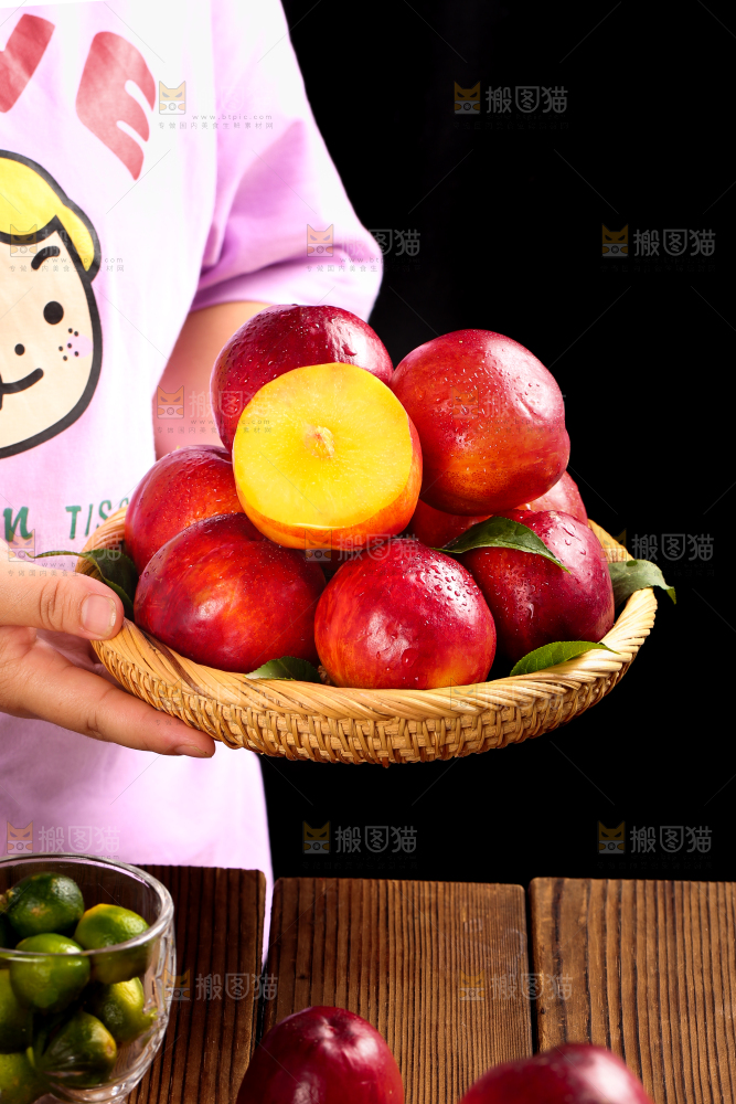 手里拿着一篮黄心油桃