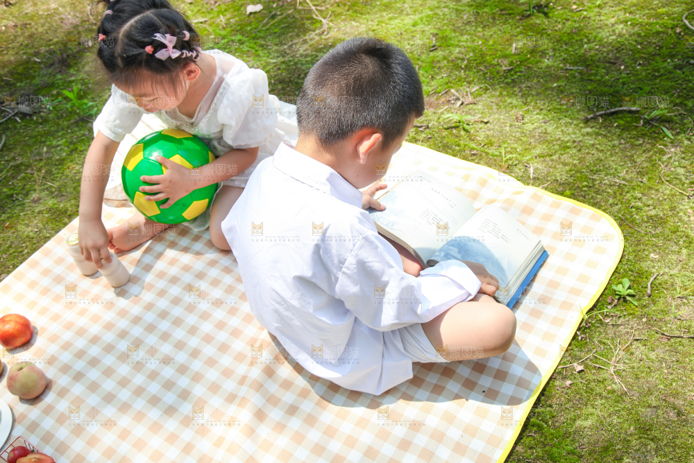 小孩子正在游玩
