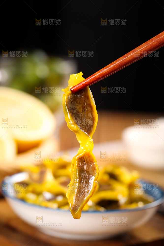 碟子里装着盐焗鸭珍