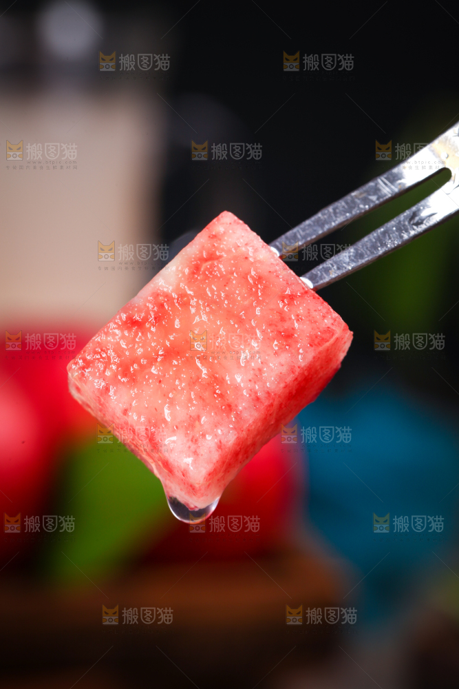 叉子叉着一块油桃的果肉