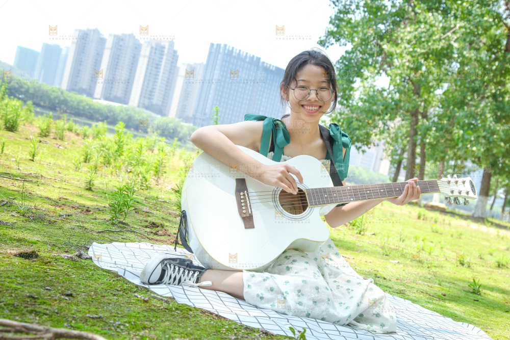 女孩正在弹吉他
