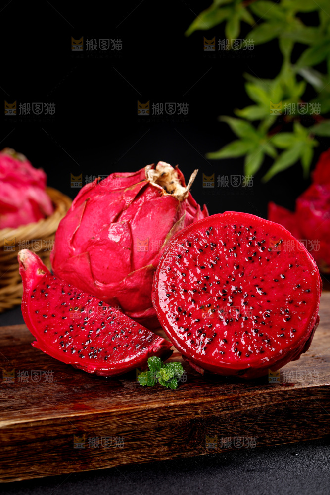 深底上摆放着红心火龙果
