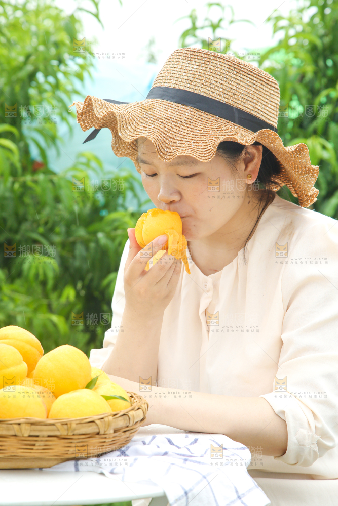 美女正在吃黄桃