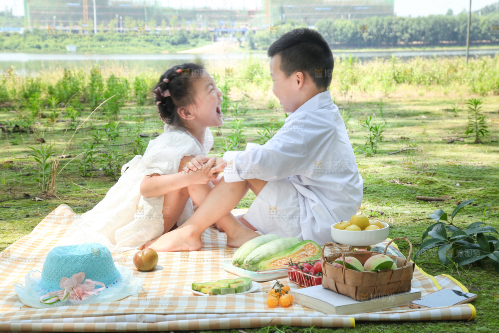 小孩子正在玩耍