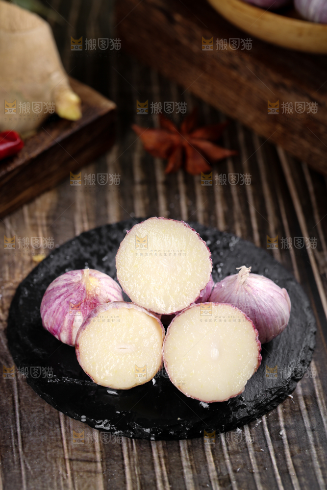深底上摆放着云南独头蒜