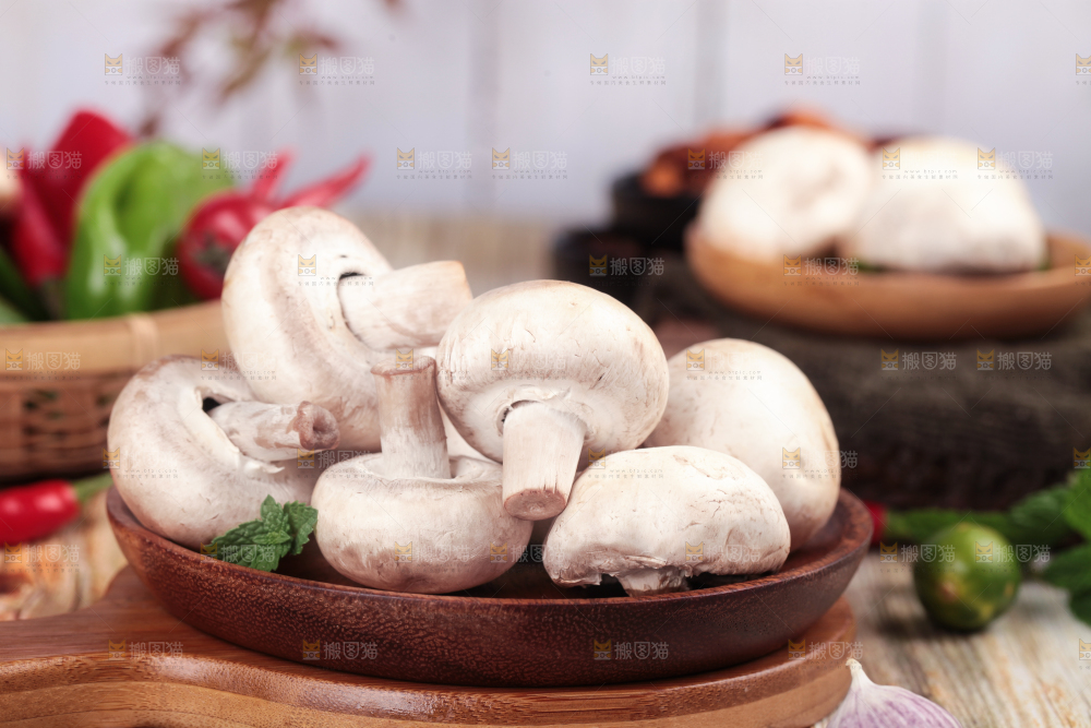木板上放着小白菇