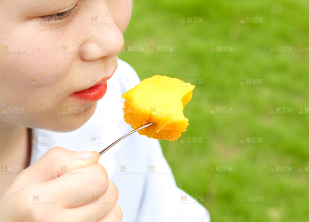 女孩正在吃芒果
