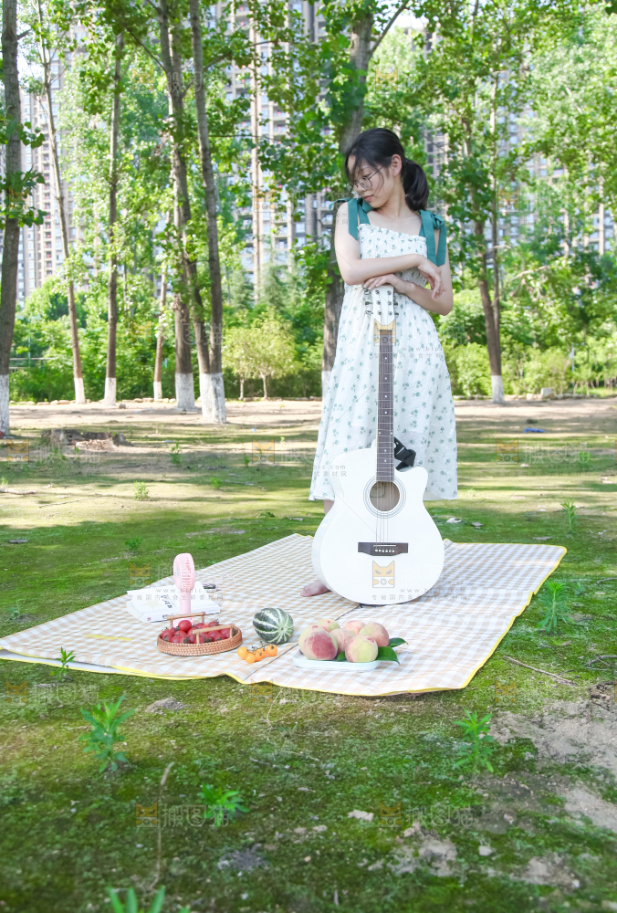女孩手里拿着吉他