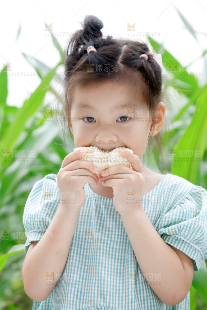 小女孩正在吃牛奶水果玉米