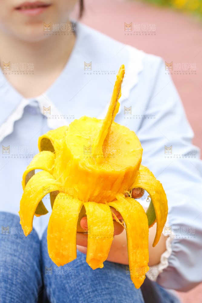 手里拿着剥皮的大青芒